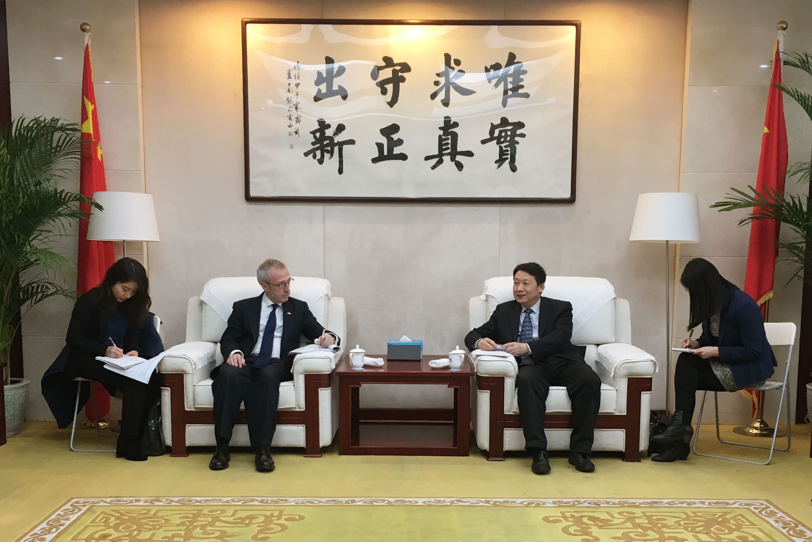 Long Guoqiang meets with official from UK Department for International Trade