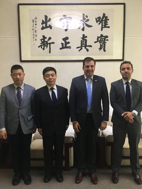 Cheng Guoqiang meets with Uruguay ambassador to China