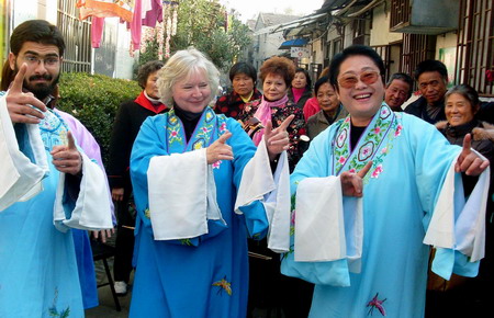 International teachers and students learn Chinese opera in E. China