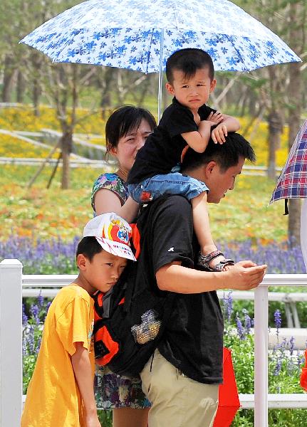 People visit Int'l Horticultural Expo park as Xi'an embraced sunny day