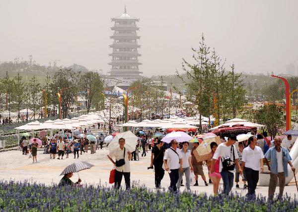 People visit Int'l Horticultural Expo park as Xi'an embraced sunny day