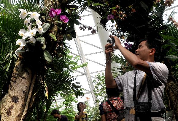 Tourists visit Greenhouse of Int'l Horticultural Exposition 2011 in China's Xi'an