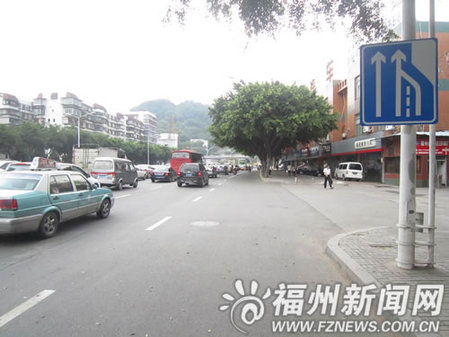 路口前方增加了不少车道