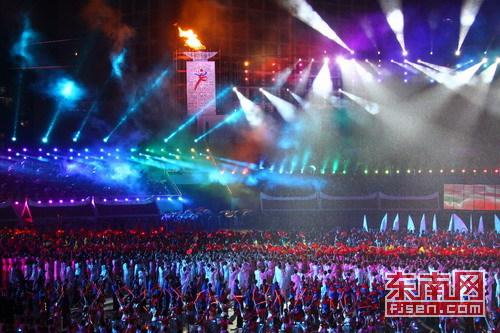 第十四届省运会雨中激情开幕 刘玉栋点燃圣火