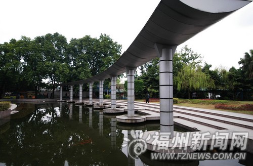 金牛山叠水广场改造　音乐喷泉水幕电影升级启用
