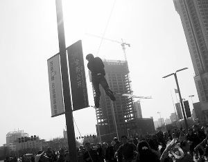 男子广场放巨型风筝　被风筝带飞空中七米高(图)