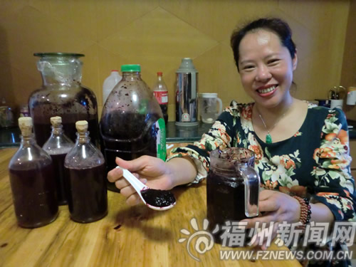 正值桑葚成熟时节 市民热衷自酿桑葚酒制桑葚