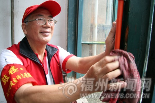 福州老人组建义工团打发闲暇时光　互帮互助其乐融融