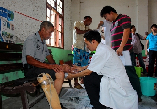 Disabled Pingnan villagers get assistive device