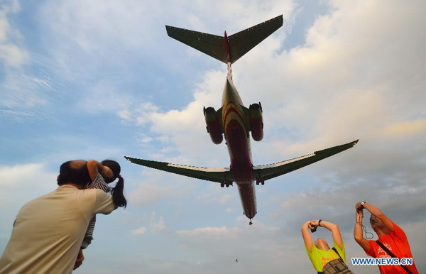 People enjoy sight of landing airplanes in Taipei