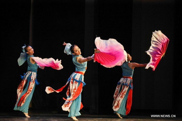 Chinese Fujian Art Troupe performs in Senegal