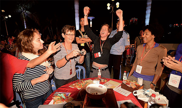 Colorful tradition of mooncake 'gambling'