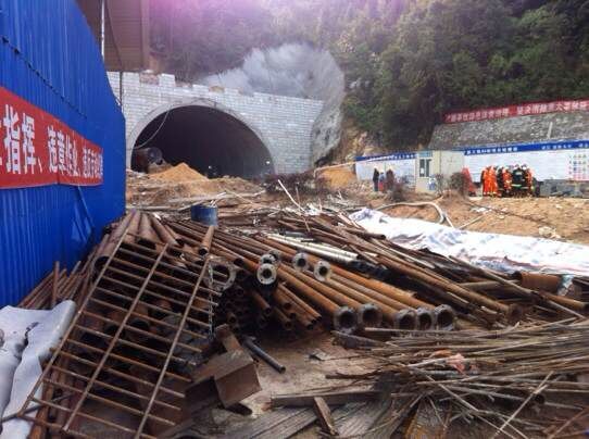 21 buried in tunnel collapse in E China