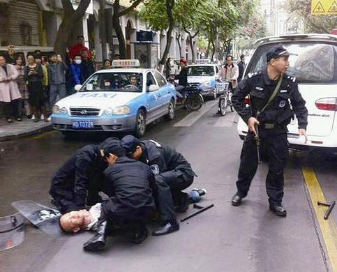 Xiamen police subdue man pouring gasoline all over himself and his car