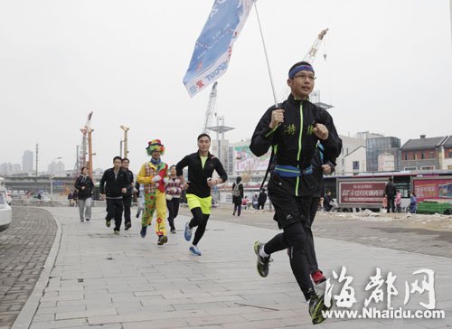 Fuzhou man runs 300km to prepare for marathon
