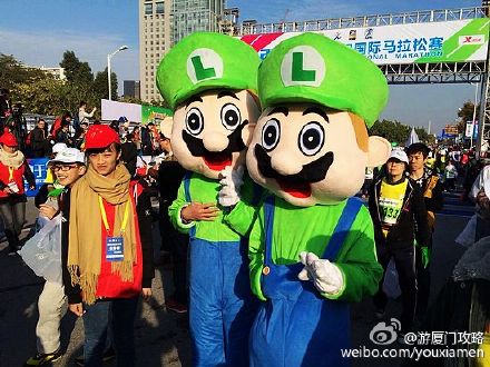 Fancy costumes delight Xiamen Marathon