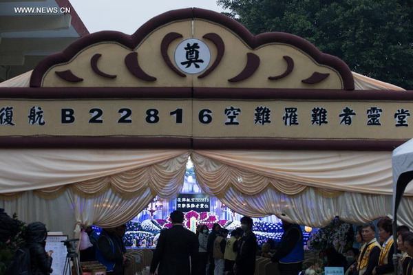 People mourn plane crash victims in Taipei