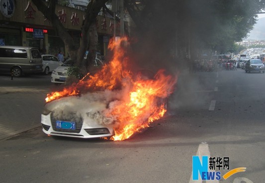 Car catches fire in downtown Fuzhou