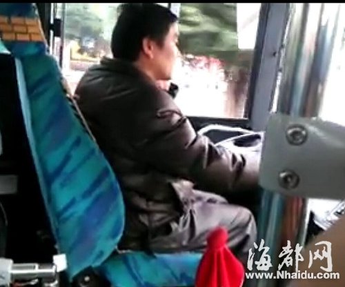 uzhou bus driver uses his phone in dangerous d