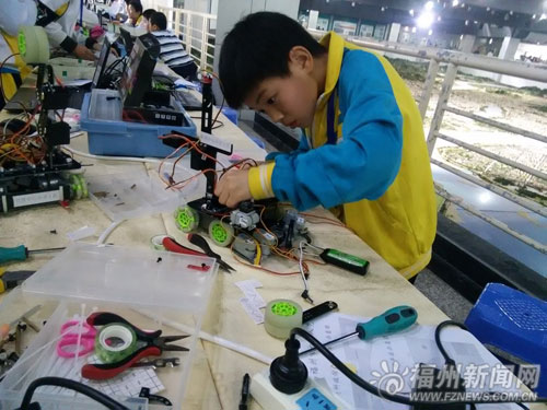 Fuzhou holds youth robot competition