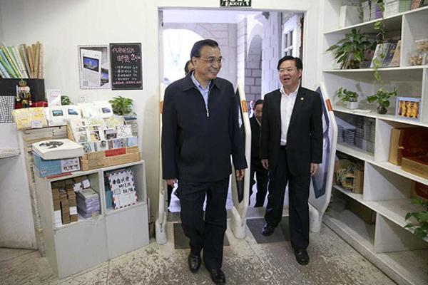 Premier visits Xiamen University