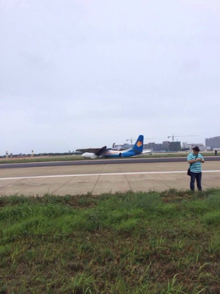 Plane skids off runway in Fuzhou