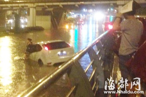 Woman, who can't swim, saves herself in floods