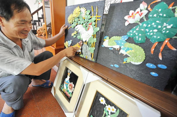 Craftsman restores shards in classical art