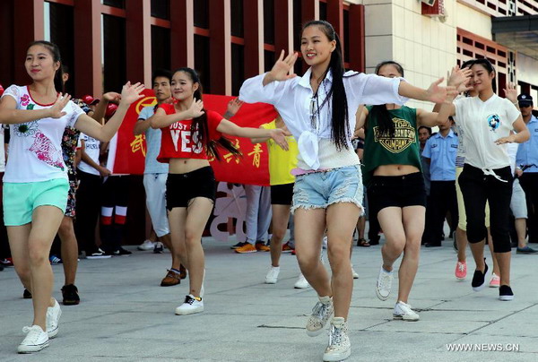 Flash mob celebrates one-month anniv. of Hefei-Fuzhou high-speed rail operation