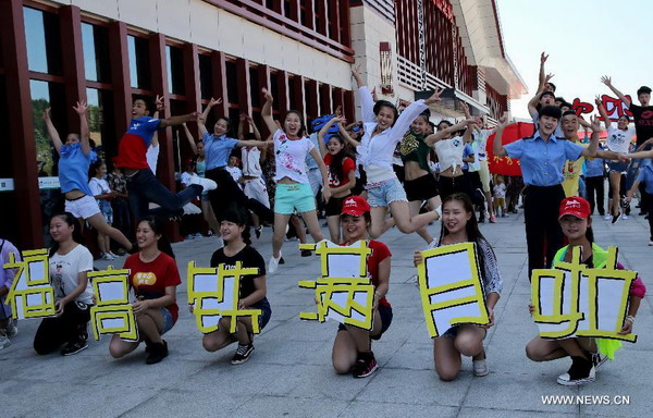 Flash mob celebrates one-month anniv. of Hefei-Fuzhou high-speed rail operation