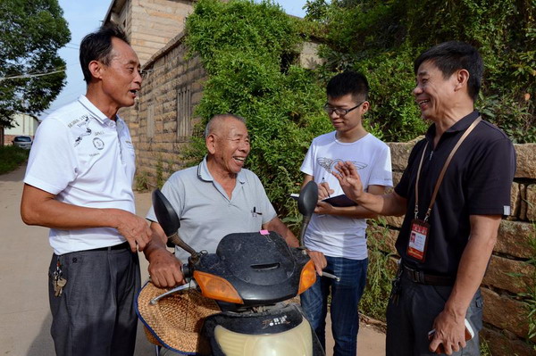Jinjiang Party members lend a hand to the public