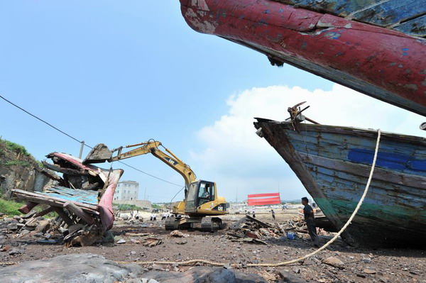Fujian dismantles illegal red coral-mining ships