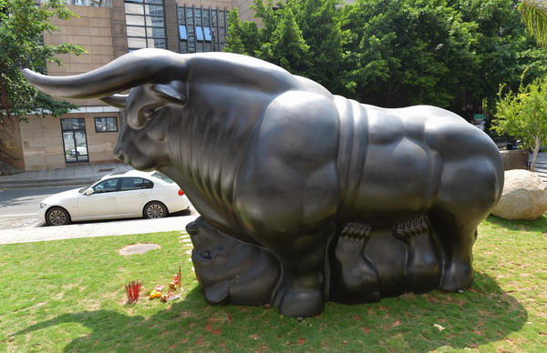 Bizarre statue of bull pinning down bear in Xiam