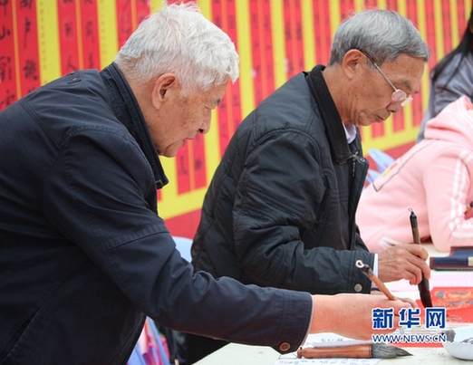raits calligraphers gift Xiamen Spring Festival couplets