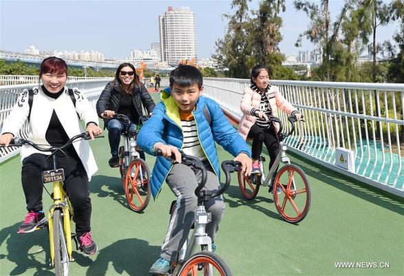 China's 1st bicycle path in air starts trial run in Xiamen