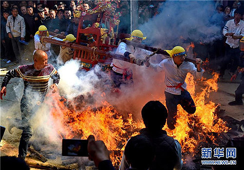 Auspicious fire leaping in Putian