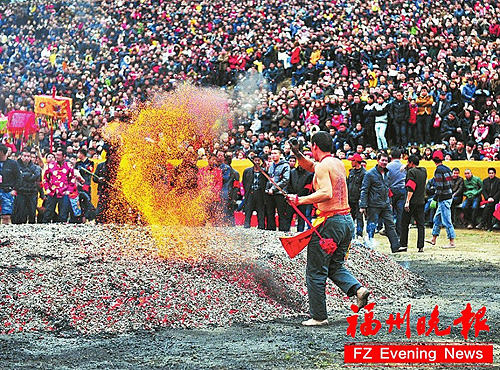 Fujian welcomes spring with fiery celebrations