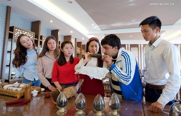 Foreign students learn tea ceremony at East China's college