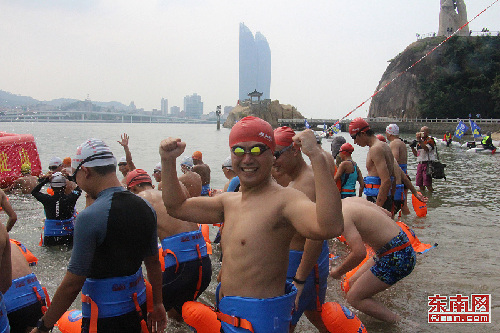 Over 200 swim across Lujiang Bay in celebration of Gulangyu island listed as UNESCO world heritage