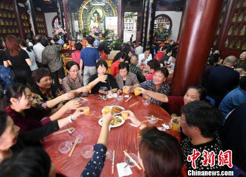 Fuhzou temple hosts banquet for visitors