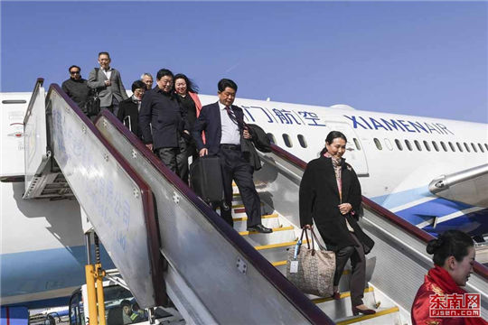 Fujian CPPCC members arrive in Beijing