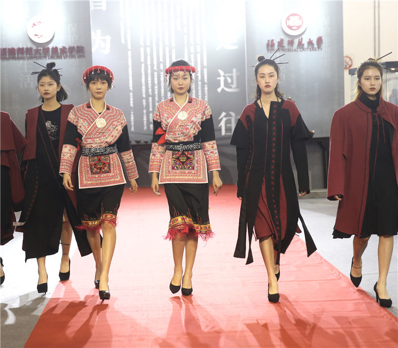 Snapshots of ongoing cross-Straits cultural fair in Xiamen