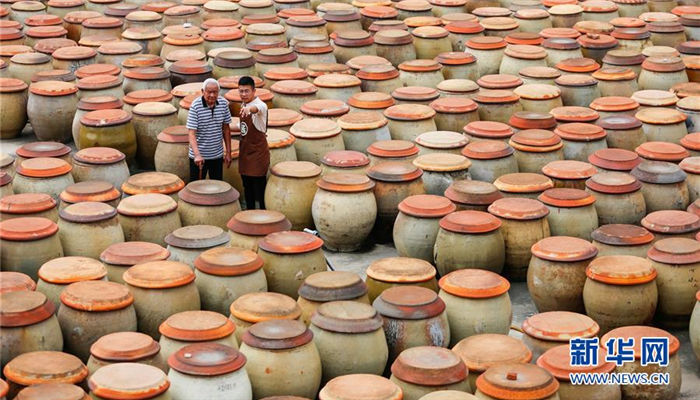 Post-90s young man makes quality soy source with good sales