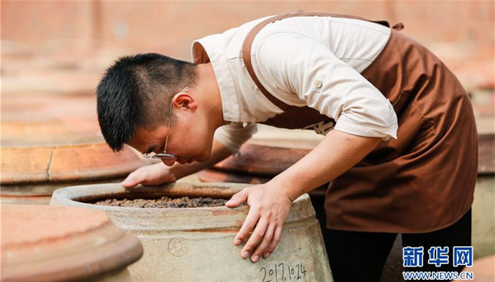 Post-90s young man makes quality soy source with good sales