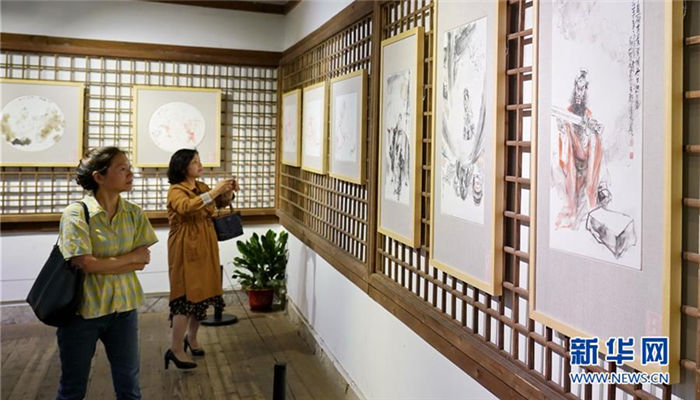 Ceramic-tile ink wash painting exhibition underway in Fuzhou