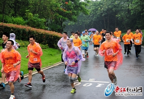 Rain-soaked 'URBANATHLON' takes place in Jinjiang