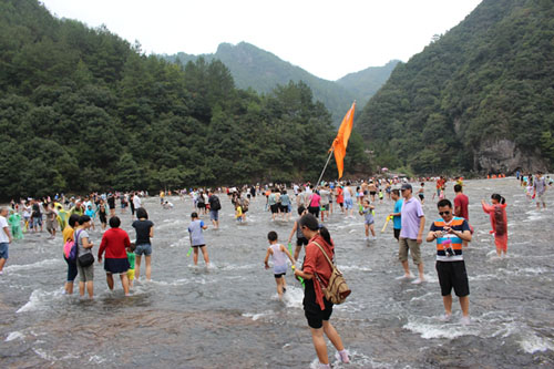 Baishuiyang receives 20,000 tourists in Double Ninth Festival