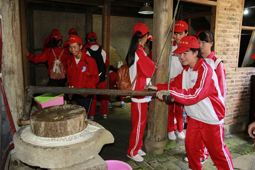 Pingnan teenagers experience traditional lifestyle