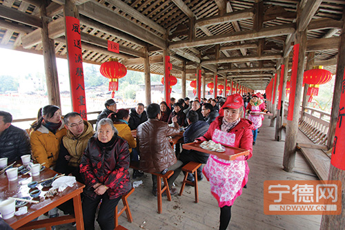 Pingnan villagers welcome New Year together on bridge