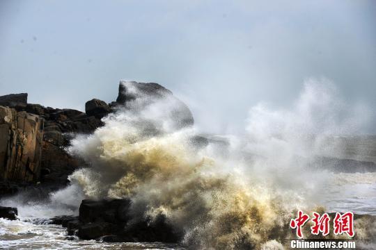 Strong typhoon Usagi hits south China